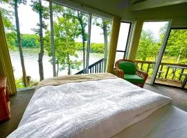 Lakefront Treetop Village 2bd3badeckpool-6pp
