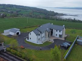 Serene Luxurious Haven with Sea Views Letterkenny Rooms, chata v destinaci Letterkenny