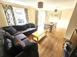 Cosy detached lodge, dog & child friendly with shared pools, hotel v destinaci Gunnislake