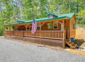 Black Bear Bungalow Sevierville Hideaway with Deck!, hotel em Sevierville