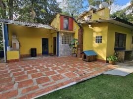 Casa Amarela, Refúgio na natureza Rota do vinho, hotel v destinaci São Roque