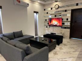 Luxor Apartments & Suites - DHA Phase 9, hotel v destinaci Lahore