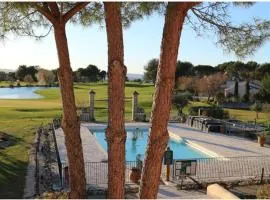 Appartement de charme sur le domaine de Pont Royal à Mallemort, en rez-de-jardin avec terrasse & piscine et vue sur le Golf