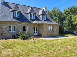 4 Bedroom Awesome Home In Plouigneau, hotel a Plouigneau