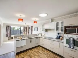 Village Close - prime location in Havelock North!
