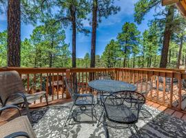 15 Mi to Ski Apache Getaway with Balcony in Ruidoso, hotel i Ruidoso