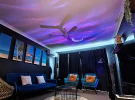 Deluxe Fully Air-conditioned 4BR House with Movie & Family Room