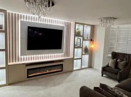HIGH END Spacious 4 Bed House - Free parking