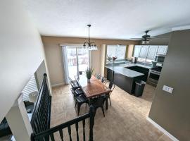 Cute Spacious Home, villa em Layton