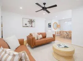 Sienna Cove - Elegant Retreat near Merewether Beach