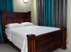 Central 2BDR Stay, hotel na may parking sa Kupuis