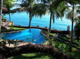 Teluk Indah Beach & Pool Villa, villa i Tejakula
