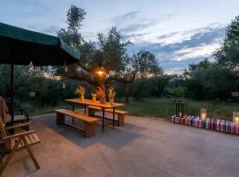 Olive Garden Studio - Tranquil Outdoor Dining Area