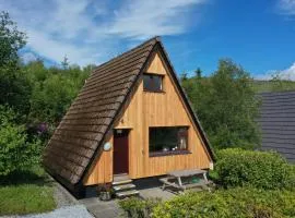 1 Bedroom Cabin with Mountain & Loch Views - Quiet Location between Glencoe & Ben Nevis