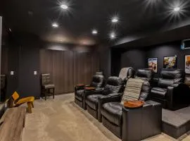 Luxuary Tremont Home - Movie Room, Pet & Baby Friendly