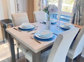 Jasmine Corner - entertainment passes included - message for longer stays, hotel in Ringwood
