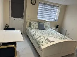 Cozy Studio Near Train Station