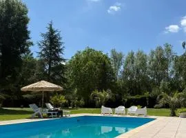 Appartement familial au bord de la Marne, jardin tropical , piscine, tennis, terrasse, parking gratuit proche Disneyland