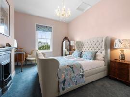 Luxury pair of Georgian apartments, hot tub, sea views, sleeps 12, hotel v destinaci Bognor Regis