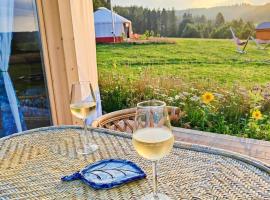 Glamping Niebiańska Osada Jurty Dolnośląskie, hotel v destinácii Polanica-Zdrój