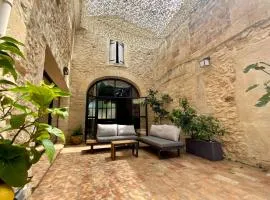 La Maison de la Place - Charming house with swimming pool & exposed stone