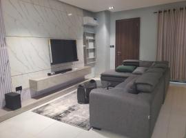 Luxury 2BD 2BA, Pool, Lekki Phase 1 – hotel w mieście Lekki