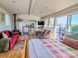 Studio Twenty5, Unique Poolside Retreat Near Nelson