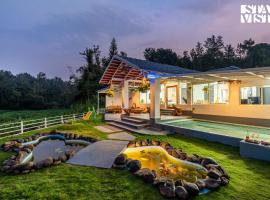 StayVista at Kailaasa with Bonfire, Pool and Al-fresco, hotel v destinaci Suntikoppa