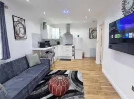 Very Cosy & Lovely 1 Bed Garden Apartment with side access