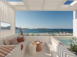 Aegean Colors Paros、ナウサのホットタブ付きホテル