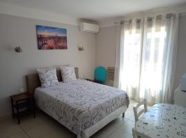 Chambre privée climatisée chez particulier, WIFI, hotel in Perpignan