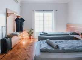 SURFinn Lisbon, hotel in Costa de Caparica