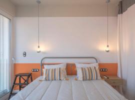 Charming apartment on Athens most famous street, posada u hoster&iacute;a en Athens