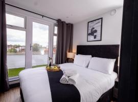 Brand-New Top-Floor Flat with Stunning Balcony & Parking, hotel v destinaci Borehamwood