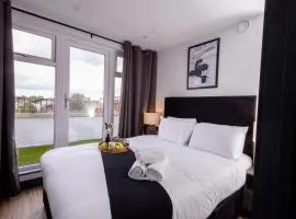 New Stylish Top-Floor Flat with Balcony and Parking - 20 Min Link to Kings Cross