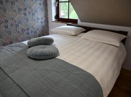 Sobe in apartma Portus, kh&aacute;ch sạn c&oacute; chỗ đậu xe ở Rakek