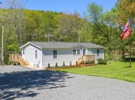 4 Mi to Delaware River Callicoon Retreat with Deck!