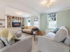 East Sussex Manor - Sleeps 12 - Hot Tub & Parking