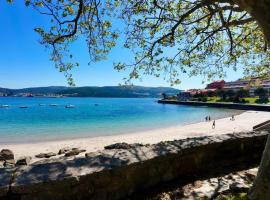 Apartamento con jardín cerca de la playa en Corcubión、コルクビョンのホテル