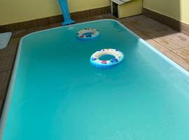 Casa aconchegante com piscina pr&oacute;ximo a praia, shopping e centro de Aracaju, cottage in Barra dos Coqueiros