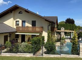 AlpenAppartement Traumzeit, hotel com piscina em Bernau am Chiemsee