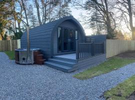 Rosevalley luxury Glamping grouse pods, מלון בCawdor
