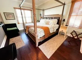 King Suite at The Hummingbird Inn, 1888 Carriage House, Free Parking, Unit B
