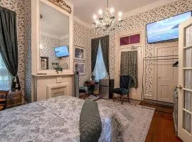 Free Parking & Private Bath Romantic Parlor Room Historic Savannah Victorian