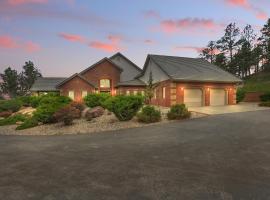 Luxe Villa Expansive Yard Near Rapid City, hotel in Rockerville