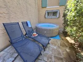 Le jardinet d'Emma - Appart RDC avec jacuzzi, parking, au calme