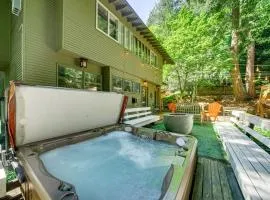 8 Mi to Dtwn Seattle Pet-Friendly Apt with Hot Tub