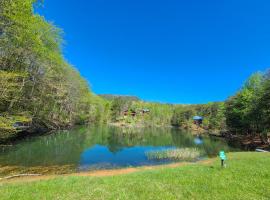 Hideaway Cabin by Venture Smoky Mountains, Hotel in Sevierville