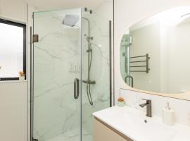 Brand New 3BR Home with Parking, hotel v Christchurchu