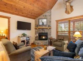 Simon's Treetop Cabin - 2 BDR in Popular Resort